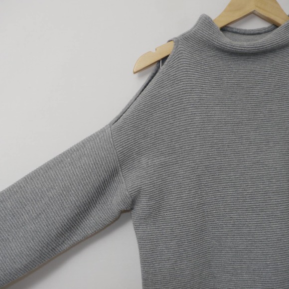 Amaryllis Cold Shoulder Gray Knit Sweater Size M - Picture 3 of 9